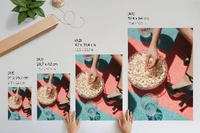 Wandposter mit bunten Teppich, Popcorn, Glas und eleganter Figur