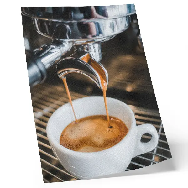 Poster ausdrucksstarkes Getränk in einer modernen weißen Tasse