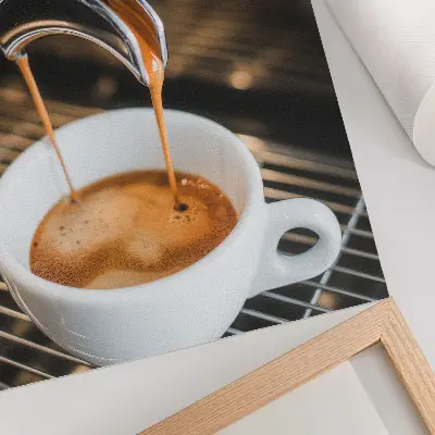 Poster ausdrucksstarkes Getränk in einer modernen weißen Tasse