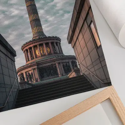 Kunstdruck auf Leinwand mit einer eleganten Säule, einem Engel und moderner Architektur