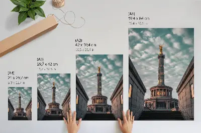 Kunstdruck auf Leinwand mit einer eleganten Säule, einem Engel und moderner Architektur