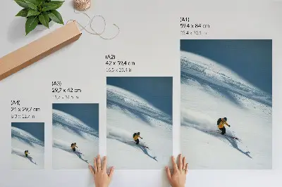 Leinwand Kunstdruck Skifahrer in gelber Jacke am Schneehang mit Schatten