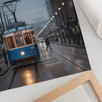 Kunstdruck auf Leinwand blaue Straßenbahn an einem regnerischen Tag im Stadtleben