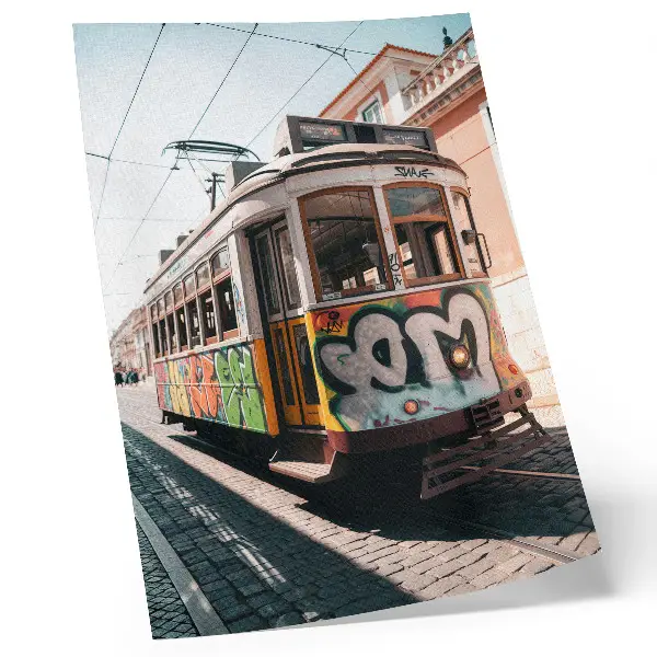 Wandposter mit Straßenbahn-Graffiti und urbane Architektur