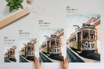 Wandposter mit Straßenbahn-Graffiti und urbane Architektur