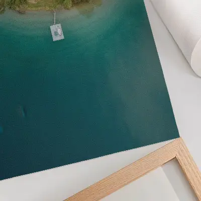 Wandposter Waldseebrücke in grün-blauer Klima-Optik