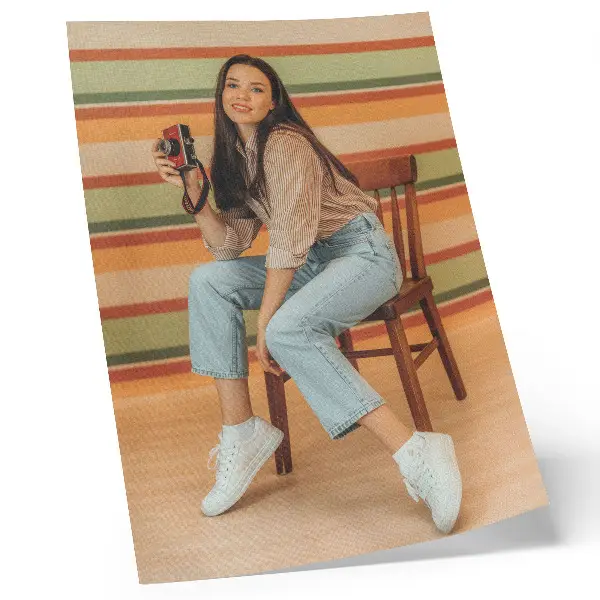 Poster mit retro-inspirierten positiven Vibes und horizontalen Streifen