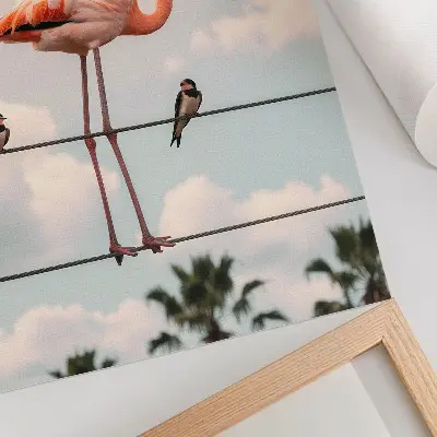 Poster Flamingo mit Himmel, Wolken und Schwalben im natürlichen Design