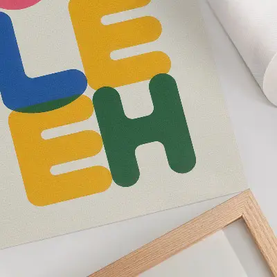 Wandposter mit geometrischen Buchstaben in leuchtenden Farben