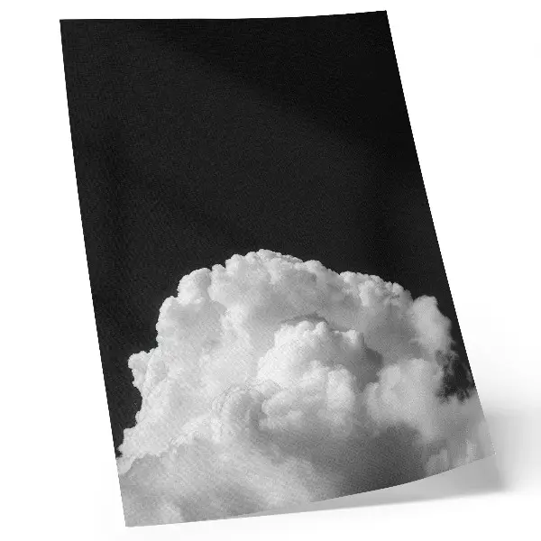 Poster mit Wolken auf schwarzem Hintergrund ohne unnötige Details