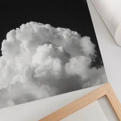Poster mit Wolken auf schwarzem Hintergrund ohne unnötige Details