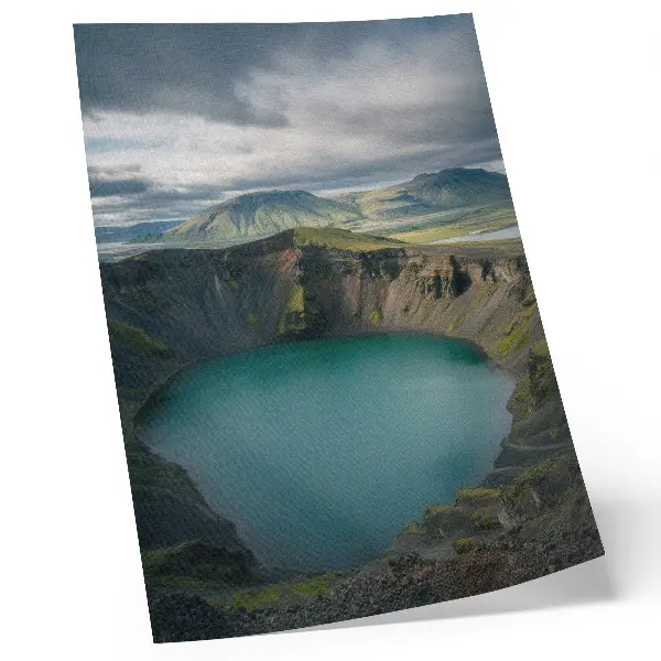 Poster türkisfarbener See mit Bergen und wunderschönen Wolken