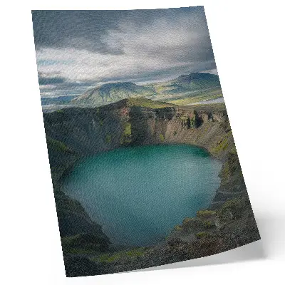 Poster türkisfarbener See mit Bergen und wunderschönen Wolken