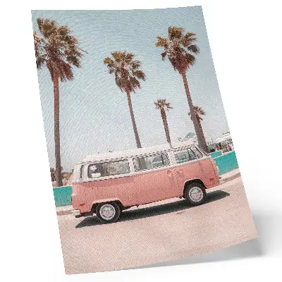 Poster rosa Auto vor blauem Himmel mit hohen Palmen