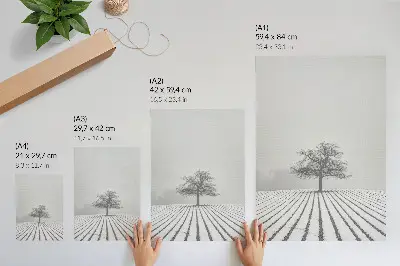 Poster Baum im Schnee als minimalistische Winterlandschaft