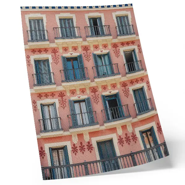 Poster mit symmetrischer Fassade, marineblauen Fensterläden und floralen Verzierungen
