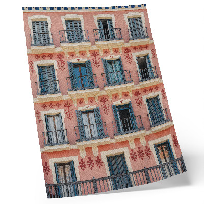 Poster Symmetrische Fassade mit marineblauen Fensterläden und floralen Verzierungen