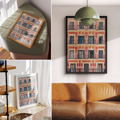 Poster Symmetrische Fassade mit marineblauen Fensterläden und floralen Verzierungen