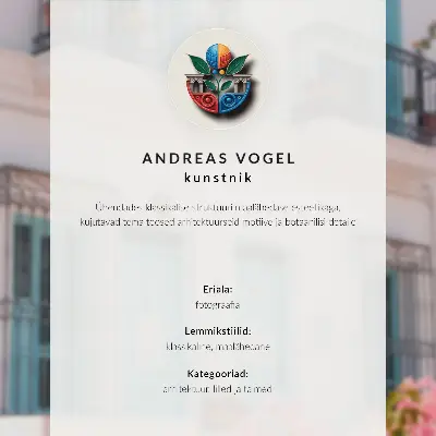 Poster mit symmetrischer Fassade, marineblauen Fensterläden und floralen Verzierungen