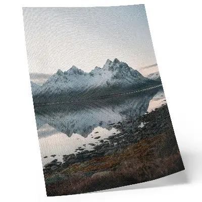 Wandposter mit Bergblick und Spiegelbild in ruhigem Wasser