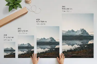 Wandposter mit Bergblick und Spiegelbild in ruhigem Wasser