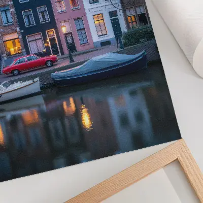 Poster bunte Mietshäuser bei Abendstimmung im Wasser gespiegelt