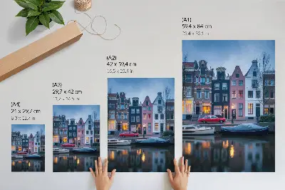 Poster bunte Mietshäuser bei Abendstimmung im Wasser gespiegelt