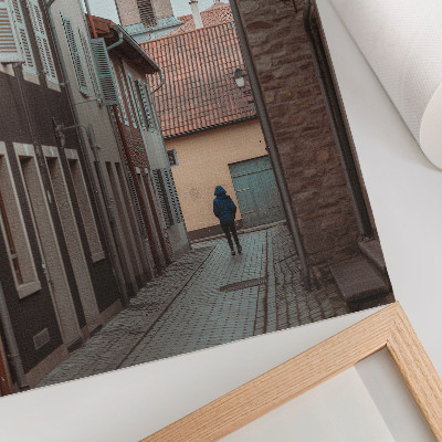 Poster Enge Straße, Mietshäuser, Turm, blauer Mantel