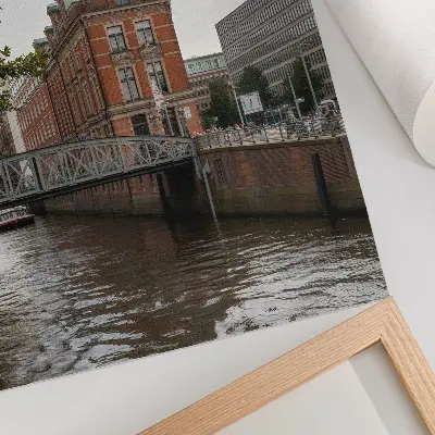 Kunstdruck auf Leinwand historisches Gebäude mit Backsteinfassade, Flussbrücke und Turm