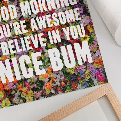 Wandposter bunte Blumen mit weißem Text und moderner Typografie