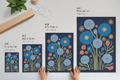Kunstdruck auf Leinwand blaue Blumen mit orangen Akzenten auf marineblauem Hintergrund