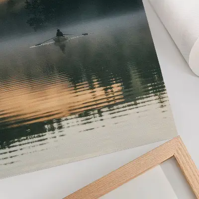Wandposter Boot im Nebel auf dem See mit grünen Bäumen und Wasserspiegelungen