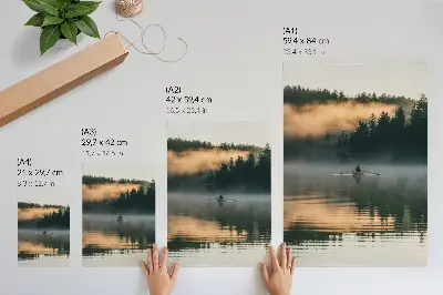 Wandposter Boot im Nebel auf dem See mit grünen Bäumen und Wasserspiegelungen
