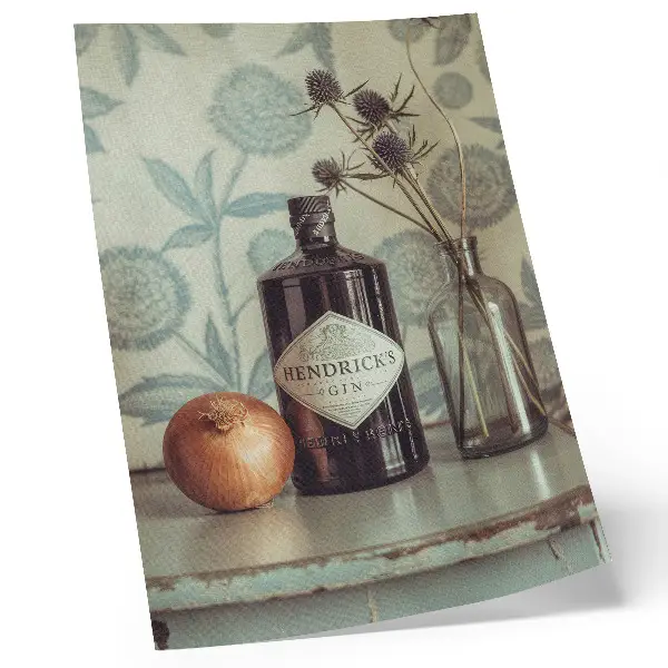 Kunstdruck auf Leinwand mit einer Flasche und Blumenmuster im Hintergrund