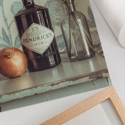 Kunstdruck auf Leinwand mit einer Flasche und Blumenmuster im Hintergrund