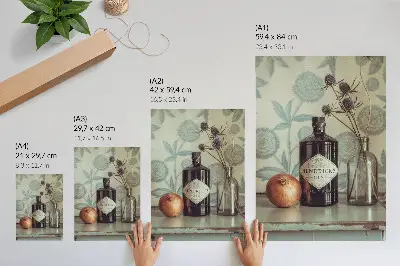 Kunstdruck auf Leinwand mit einer Flasche und Blumenmuster im Hintergrund