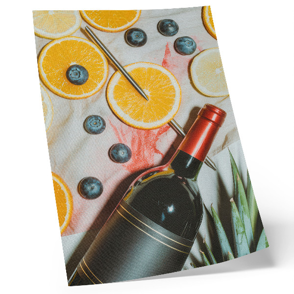 Wandposter Farbenfrohe Früchte und Rotwein auf hellem Hintergrund