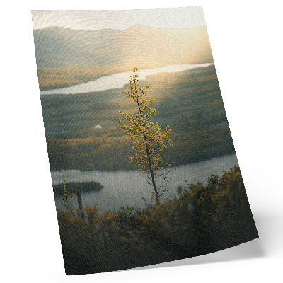 Wandposter Ein reizendes, friedliches Tal mit einem Baum in der Mitte