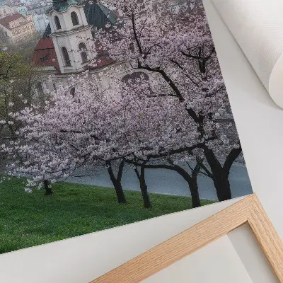 Wandposter mit Motiv von blühenden Bäumen und Kirchtürmen im Frühling