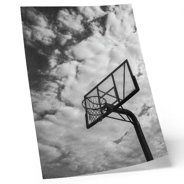 Poster mit kontrastreichem Himmel, Wolken, Korb und Stadtleben