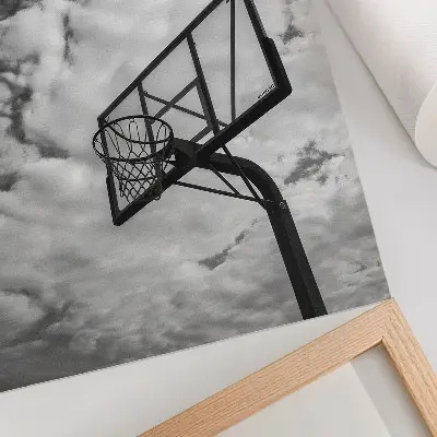 Poster mit kontrastreichem Himmel, Wolken, Korb und Stadtleben