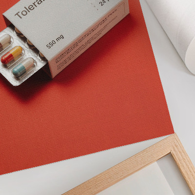 Poster Minimalistische Kapselverpackung mit farbigem Hintergrund.