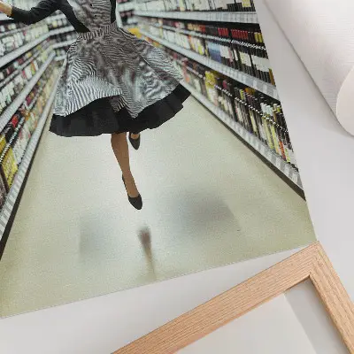Wandposter eine Frau in einem Retro-Kleid beim Springen in einem Geschäft