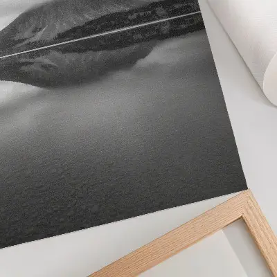 Leinwand Kunstdruck mit Bergen in Grautönen und Spiegelung im See für eine harmonische Atmosphäre