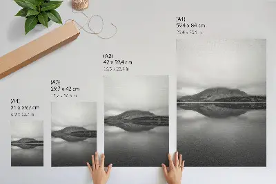 Leinwand Kunstdruck mit Bergen in Grautönen und Spiegelung im See für eine harmonische Atmosphäre