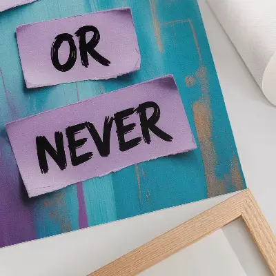 Kunstdruck auf Leinwand mit dynamischen Kontrasten und ausdrucksstarker Typografie in Türkis und Violett