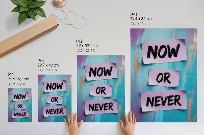 Kunstdruck auf Leinwand mit dynamischen Kontrasten und ausdrucksstarker Typografie in Türkis und Violett