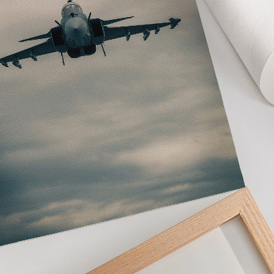 Wandposter Schwarzweißer Kampfjet im Flug, dynamisches Bild.