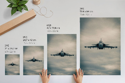 Wandposter Schwarzweißer Kampfjet im Flug, dynamisches Bild.