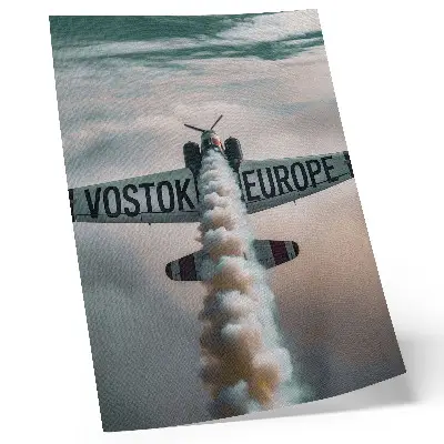 Poster Flugzeug über den Wolken in gedämpfter Farbpalette mit Dynamik
